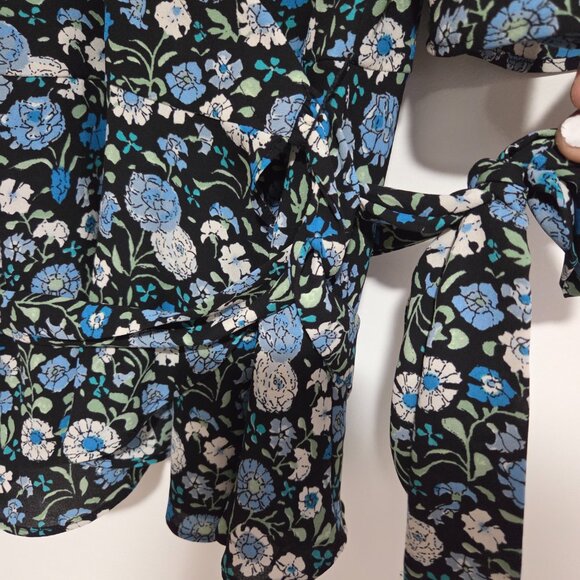 EUC LIKE NEW LOFT FLORAL V NECK WRAP FLUTTER SLEEVES TOP SZ XS - Picture 8 of 15